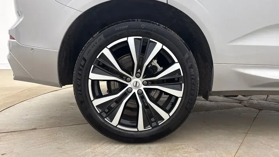 Usado Volvo XC60 Ultra 250 HP (183 kW) 2025 Prateado SUV