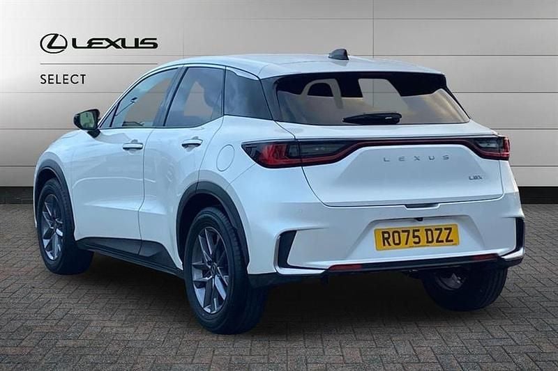 Used Lexus LBX 136 HP (100 kW) 2025 White SUV