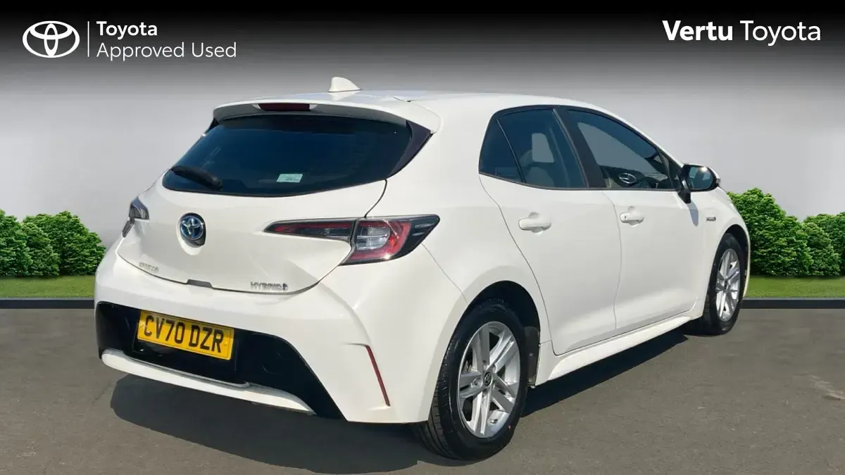 Used Toyota Corolla 122 HP (89 kW) 2020 Pure white (solid paint) Hatchback