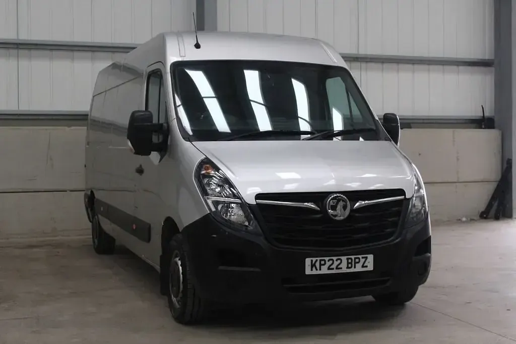 Usado Vauxhall Movano Edition 135 CV (99 kW) 2022 Plateado