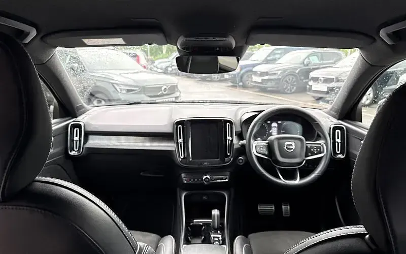 Used Volvo XC40 R-Design 211 HP (155 kW) 2021 SUV