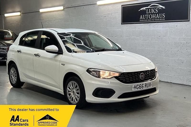 Used Fiat Tipo Easy 120 HP (88 kW) 2016 White Hatchback
