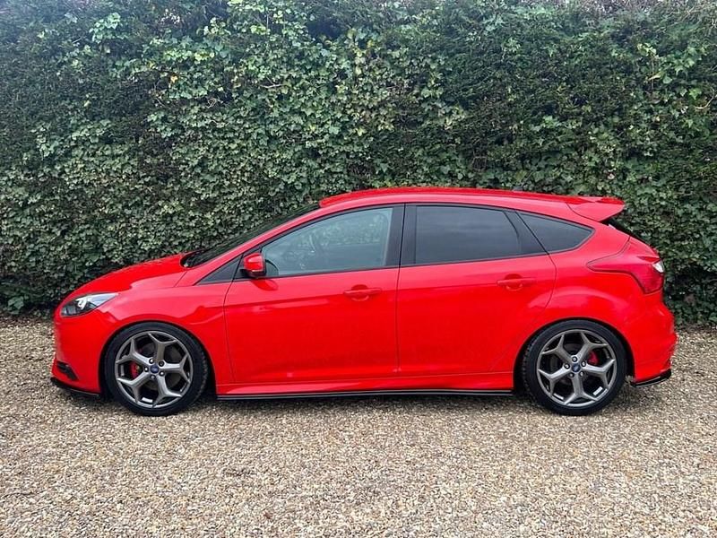 Used Ford Focus ST 250 HP (183 kW) 2013 Red Hatchback