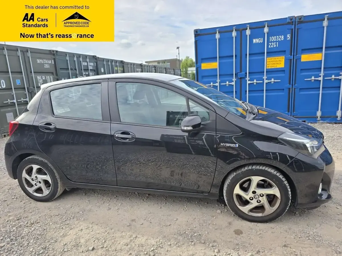 Used Toyota Yaris 101 HP (74 kW) 2014 Black Hatchback