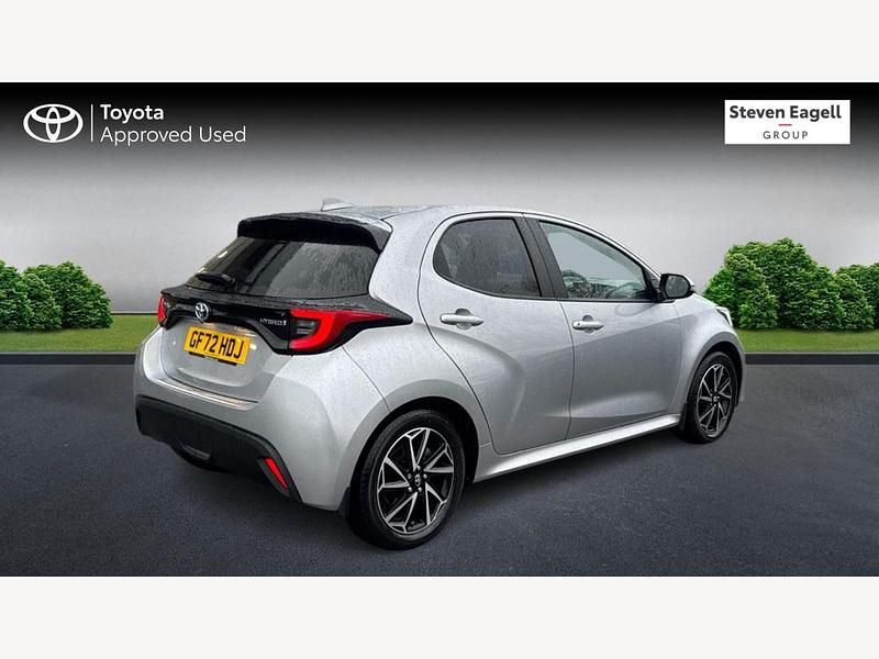 Used Toyota Yaris Hybrid Design 114 HP (83 kW) 2022 Silver Hatchback