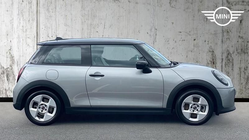 Używany Mini Cooper Hatch 154 KM (113 kW) 2024 Srebrny Hatchback