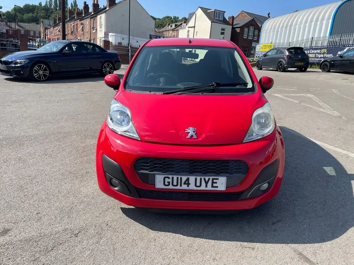 Used Peugeot 107 Active 68 HP (50 kW) 2014 Red Hatchback
