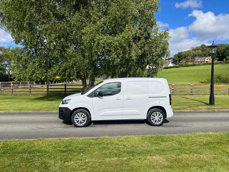 White Used 2023 Fiat Doblò MPV | £12,750 (Fair price) - Image 1/4