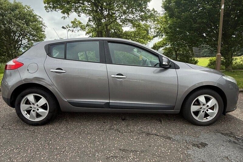 Grey Used 2011 Renault Mégane III Dynamique Hatchback | £1,895 (Good price) - Image 1/1