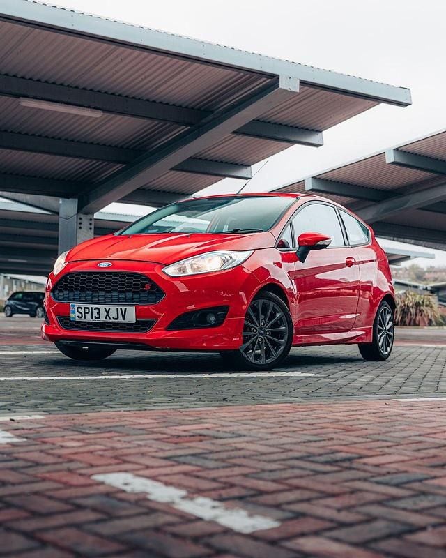 Used Ford Fiesta Zetec 125 HP (91 kW) 2013 Red Hatchback