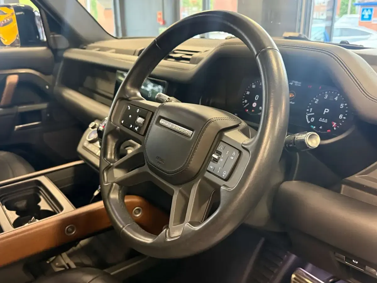 Used Land Rover Defender 400 HP (294 kW) 2021 Bronze and black SUV