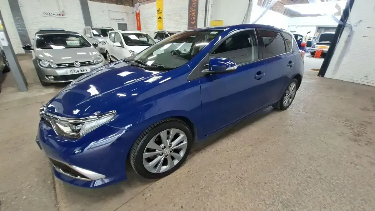 Used Toyota Auris 116 HP (85 kW) 2017 Blue Hatchback
