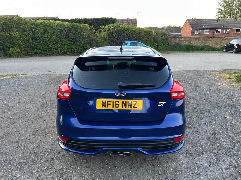 Begagnad Ford Focus ST 2016 Blå Halvkombi