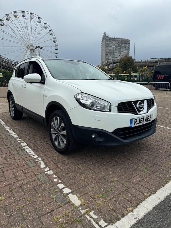 White Used 2011 Nissan Qashqai +2 Tekna SUV | £4,295 (Good price) - Image 1/4