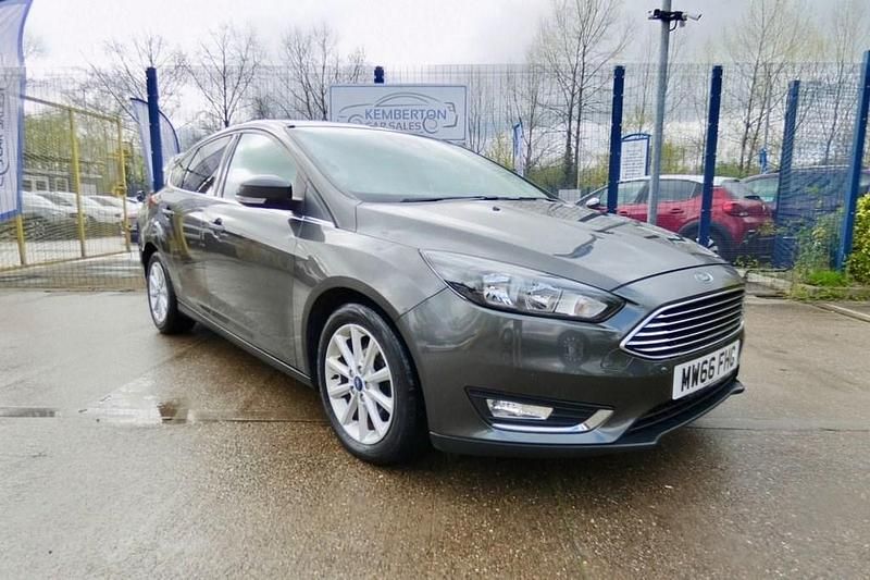 Used Ford Focus Titanium 120 HP (88 kW) 2016 Grey Hatchback