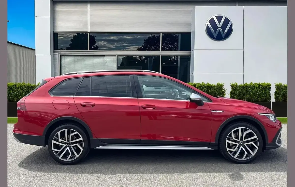 Used VW Golf Alltrack 200 HP (147 kW) 2022 Red Estate