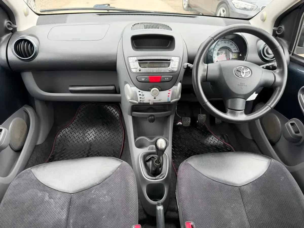 Usado Toyota Aygo 68 CV (50 kW) 2011 Verde Utilitario