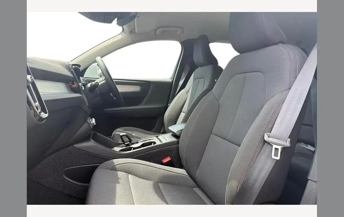Used Volvo XC40 Momentum 161 HP (118 kW) 2022 White SUV