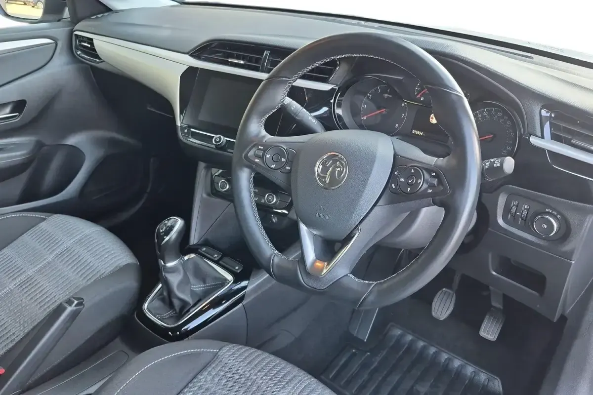 Second-hand Vauxhall Corsa Edition 75 CP (55 kW) 2022 Alb Hatchback
