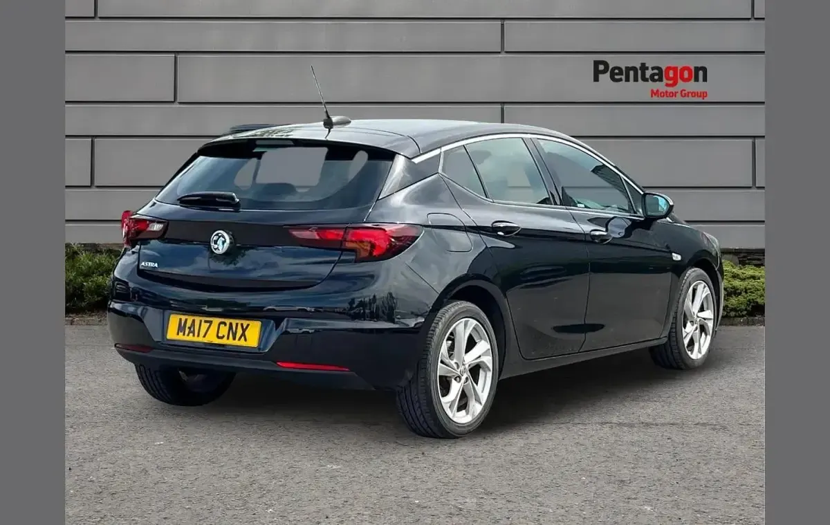 Used Vauxhall Astra SRi 99 HP (72 kW) 2017 Black Hatchback