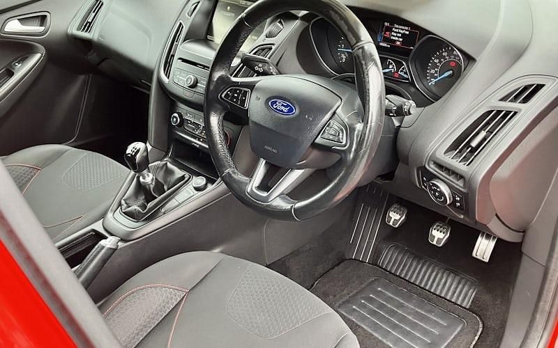 Used Ford Focus Zetec 120 HP (88 kW) 2015 Red Hatchback