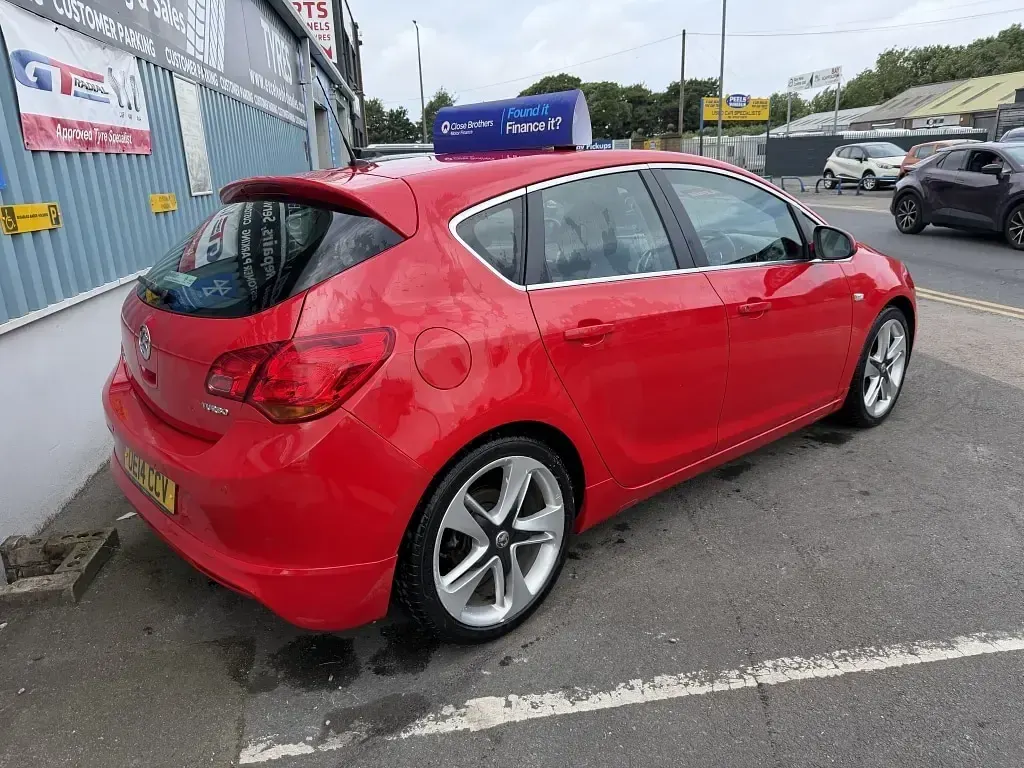 Used Vauxhall Astra Edition 140 HP (102 kW) 2014 Red Hatchback