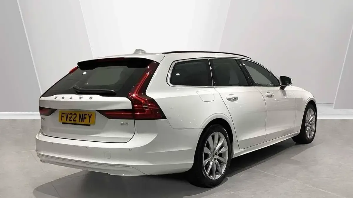 Used Volvo V90 Momentum 197 HP (144 kW) 2022 White Estate