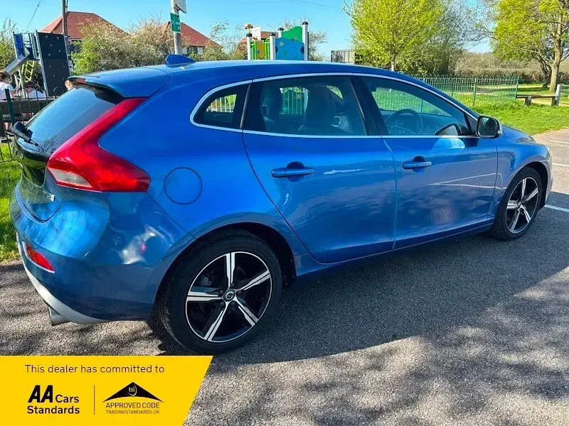 Used Volvo V40 R-Design 122 HP (89 kW) 2016 Blue Hatchback