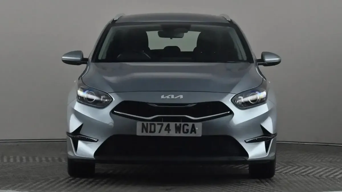 Usado Kia Ceed 138 HP (101 kW) 2025 Prateado Citadino