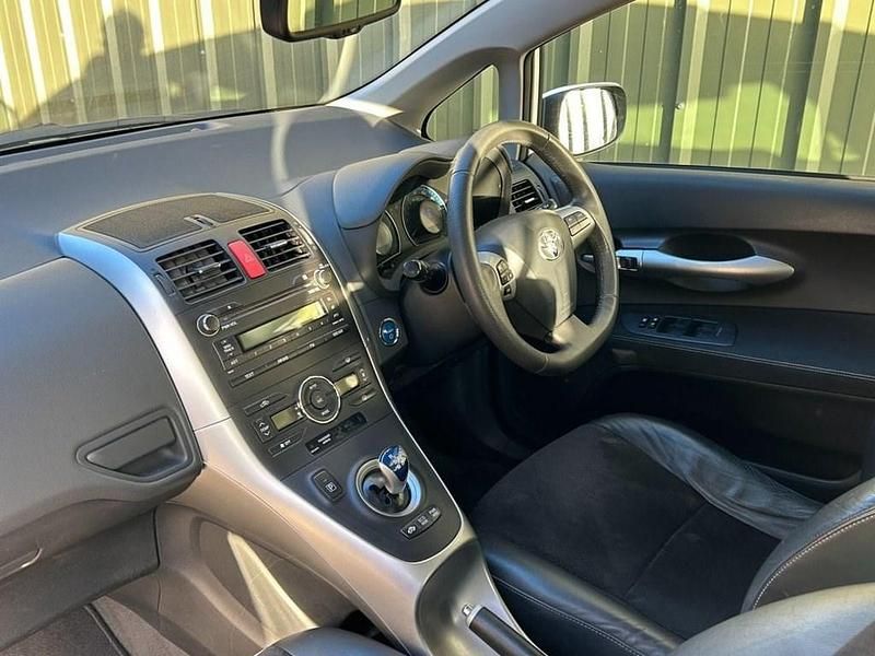 Used Toyota Auris Hybrid 136 HP (100 kW) 2011 White Hatchback