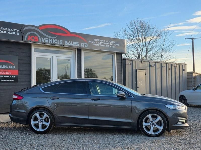Usado Ford Mondeo Titanium 150 HP (110 kW) 2016 Cinzento Citadino