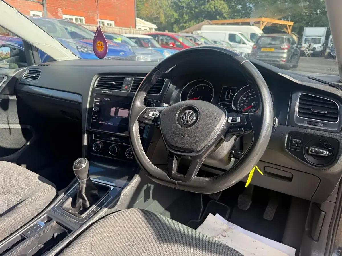 Used VW Golf VII SE 125 HP (91 kW) 2017 Black Hatchback