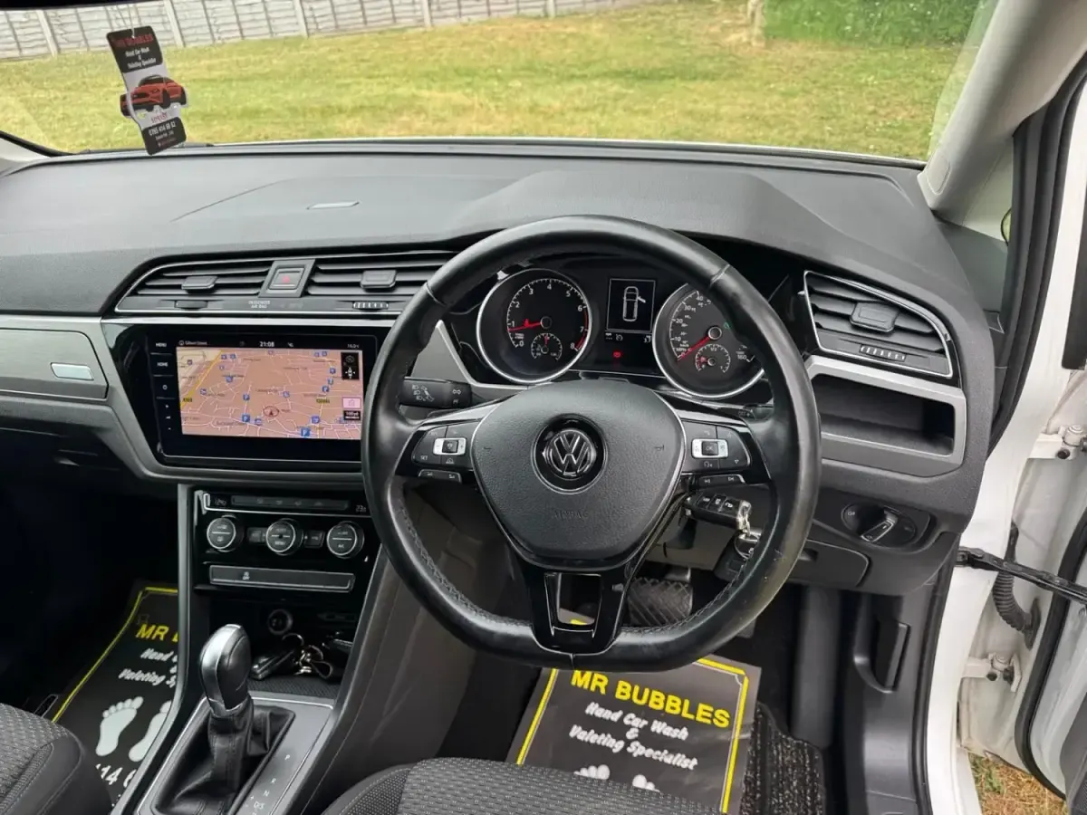 Begagnad VW Touran SEL 150 HK (110 kW) 2018 Vit Minibuss