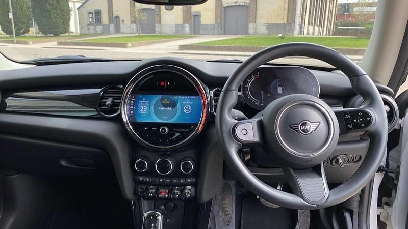 Used Mini Cooper Classic 136 HP (100 kW) 2022 White Hatchback