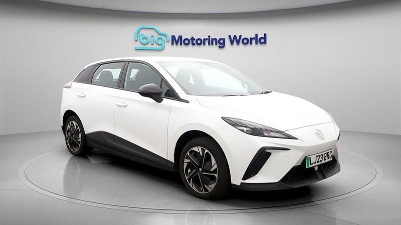 White Used 2023 MG MG4 EV SE Hatchback | £12,300 (Fair price) - Image 1/4