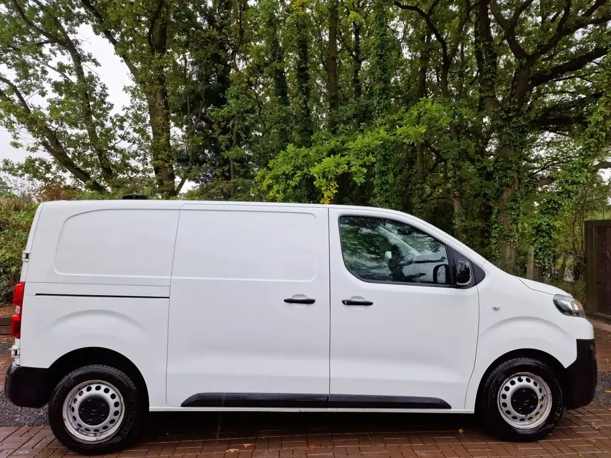Used Citroën Dispatch 121 HP (88 kW) 2018 White MPV