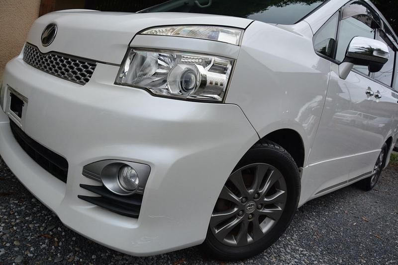 Used Toyota Voxy 2012 Pearl white MPV