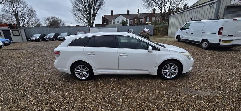Used Toyota Avensis 2010 White Estate