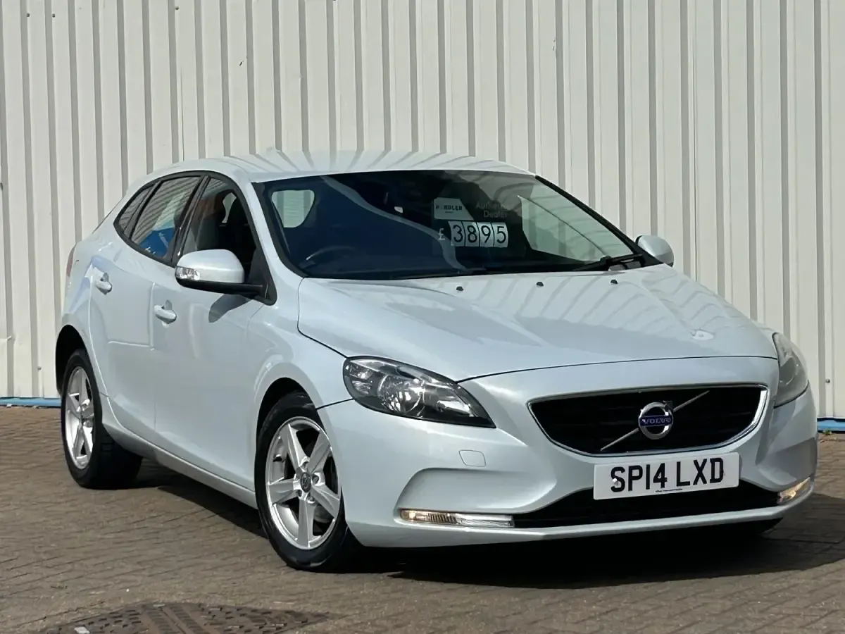 Used Volvo V40 115 HP (84 kW) 2014 Blue Hatchback