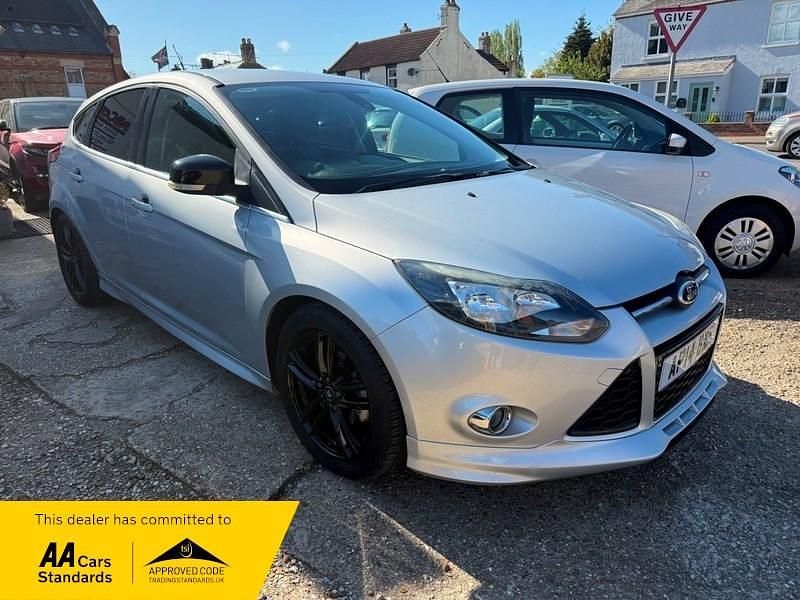 Usado Ford Focus Zetec 114 HP (83 kW) 2014 Prateado Citadino