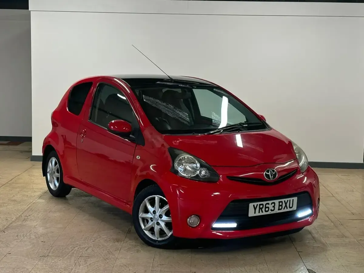 Begagnad Toyota Aygo 68 HK (50 kW) 2013 Röd Halvkombi