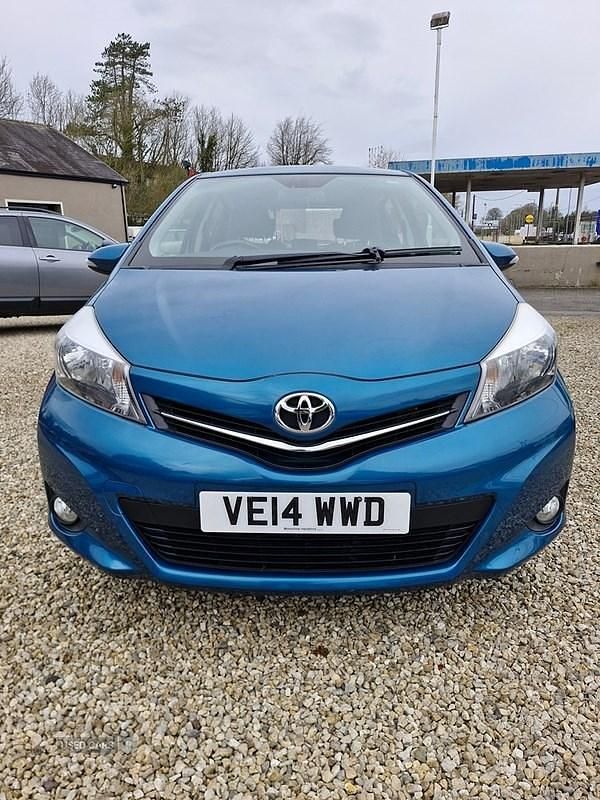 Used Toyota Yaris 99 HP (72 kW) 2014 Turquoise Hatchback