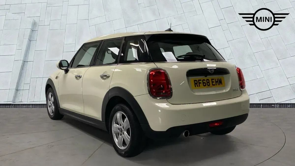 Used Mini Cooper Hatch 134 HP (98 kW) 2018 White Hatchback