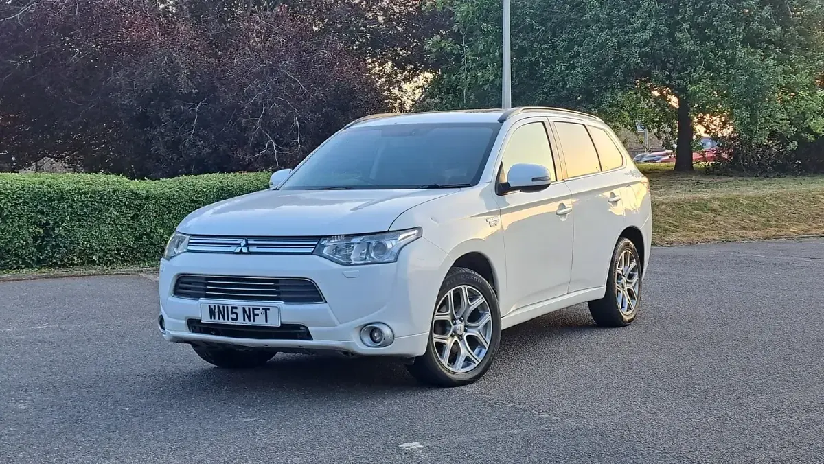 Used Mitsubishi Outlander P-HEV 2015 White Estate