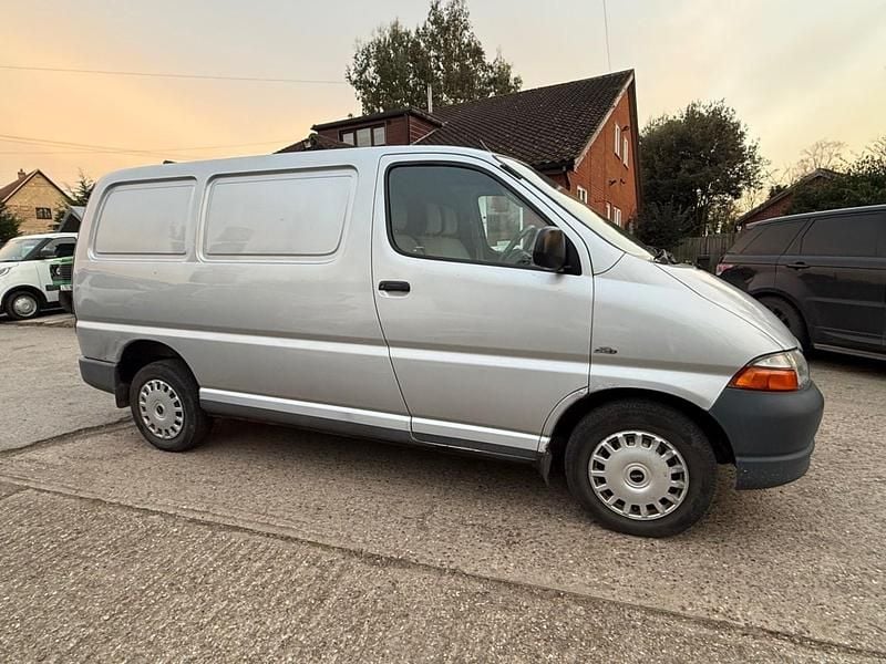 Used Toyota HiAce 88 HP (64 kW) 2001 Silver MPV