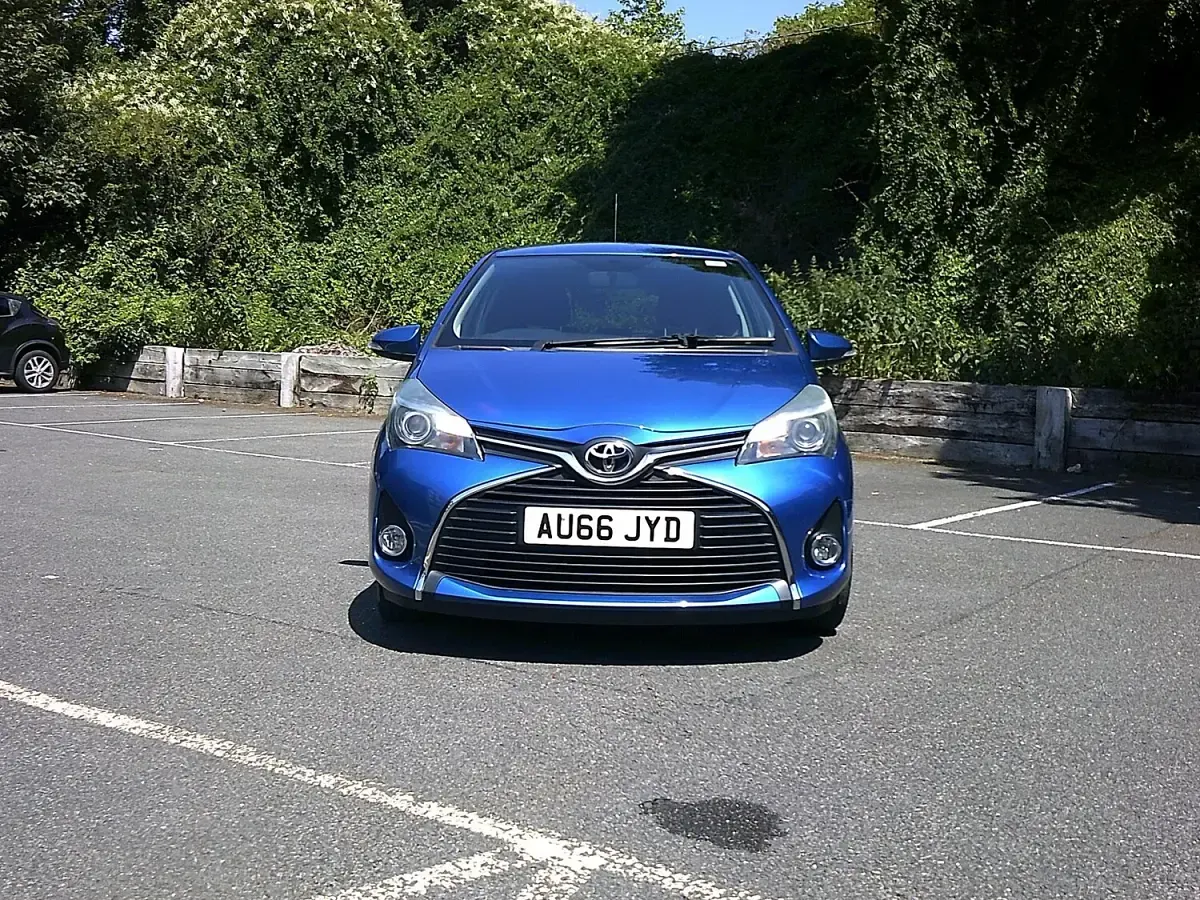 Used Toyota Yaris 99 HP (72 kW) 2016 Blue Hatchback