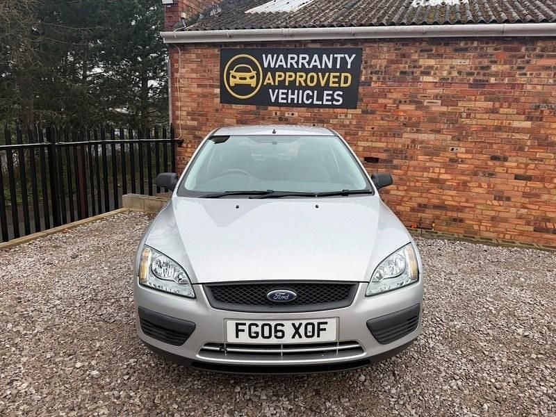 Begagnad Ford Focus 2006 Silver Halvkombi