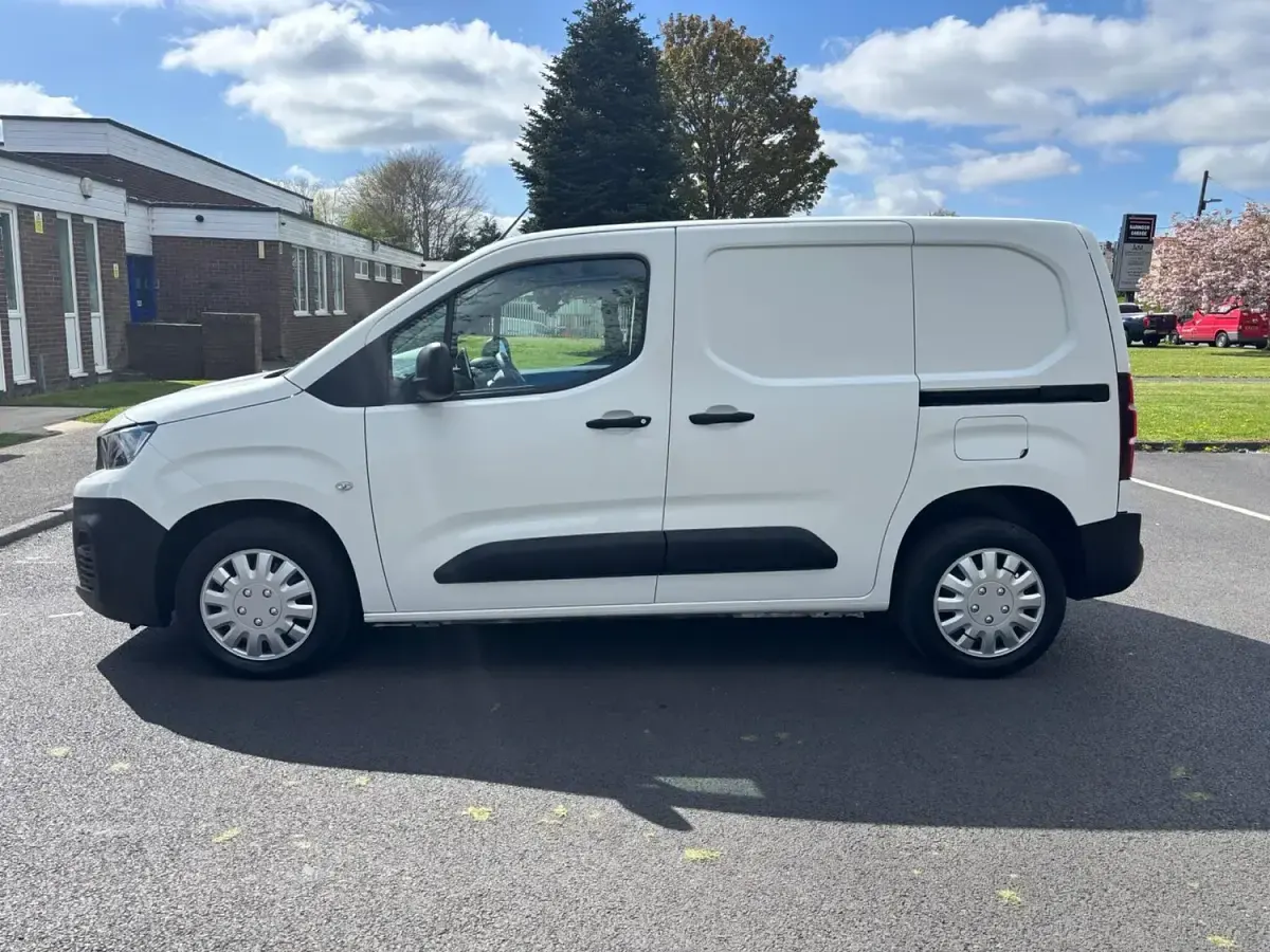 Used Peugeot Partner 131 HP (96 kW) 2021 White MPV