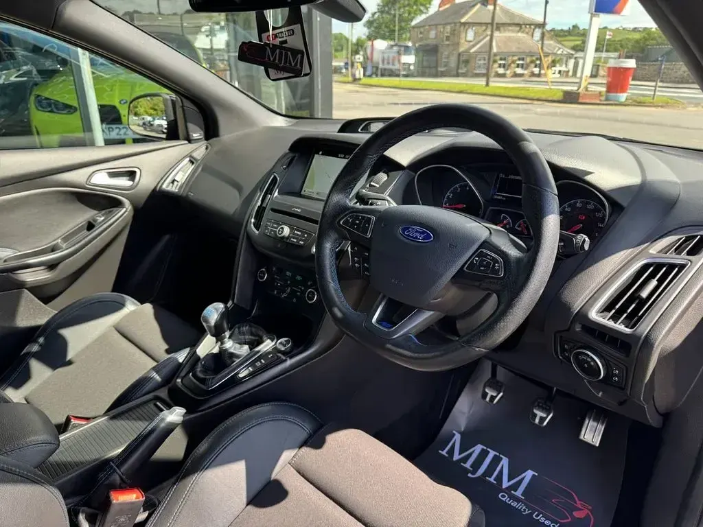Used Ford Focus RS 350 HP (257 kW) 2017 Black Hatchback