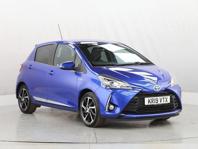 Used Toyota Yaris Hybrid 100 HP (73 kW) 2019 Blue Hatchback